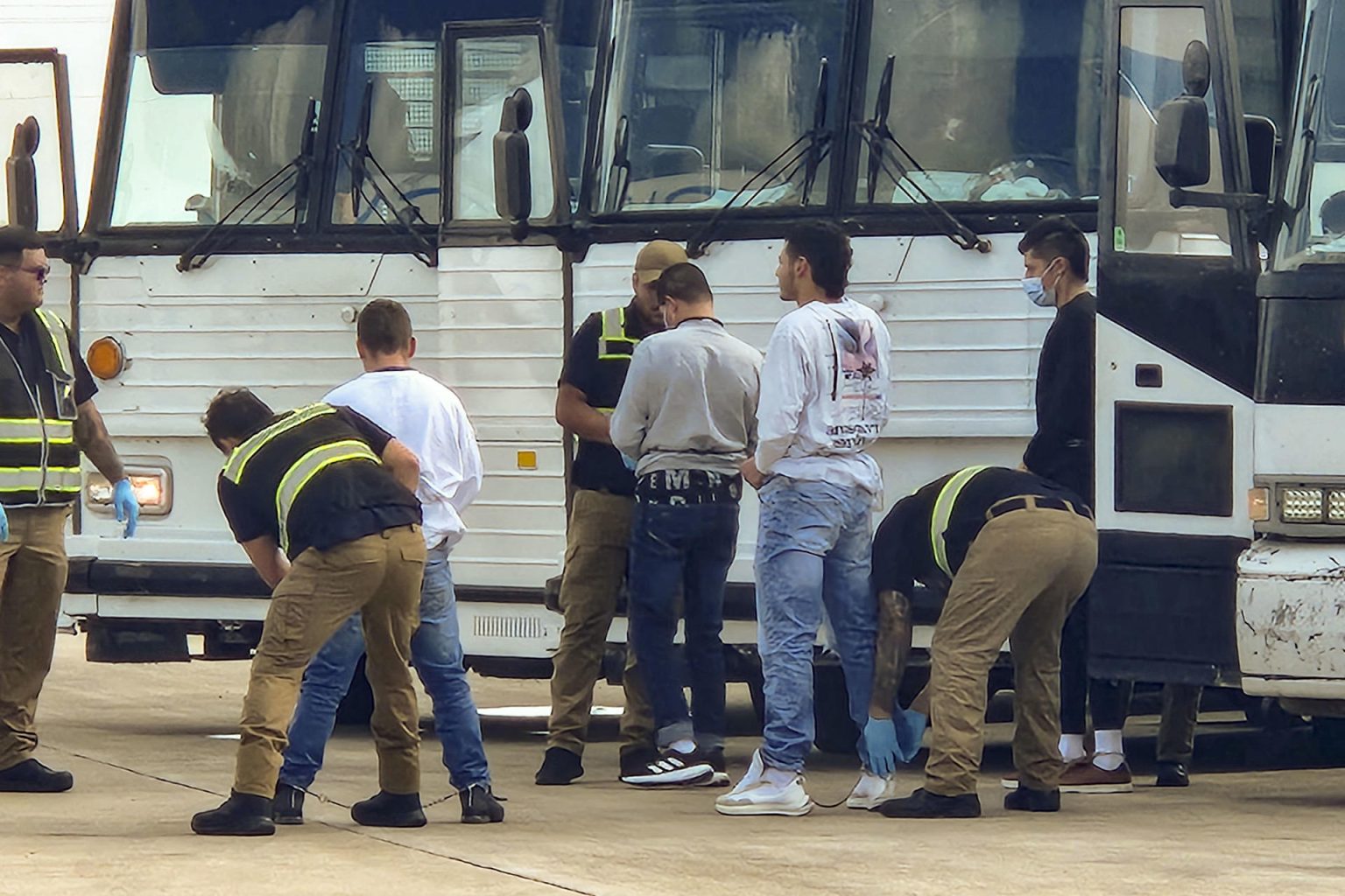 Fotografía de archivo de varios indocumentados mientras los revisan para ser deportados a su país en uno de los 12 vuelos que semanalmente salen del aeropuerto de Harlingen, ubicado en el estado de Texas. EFE/ Laura Becquer