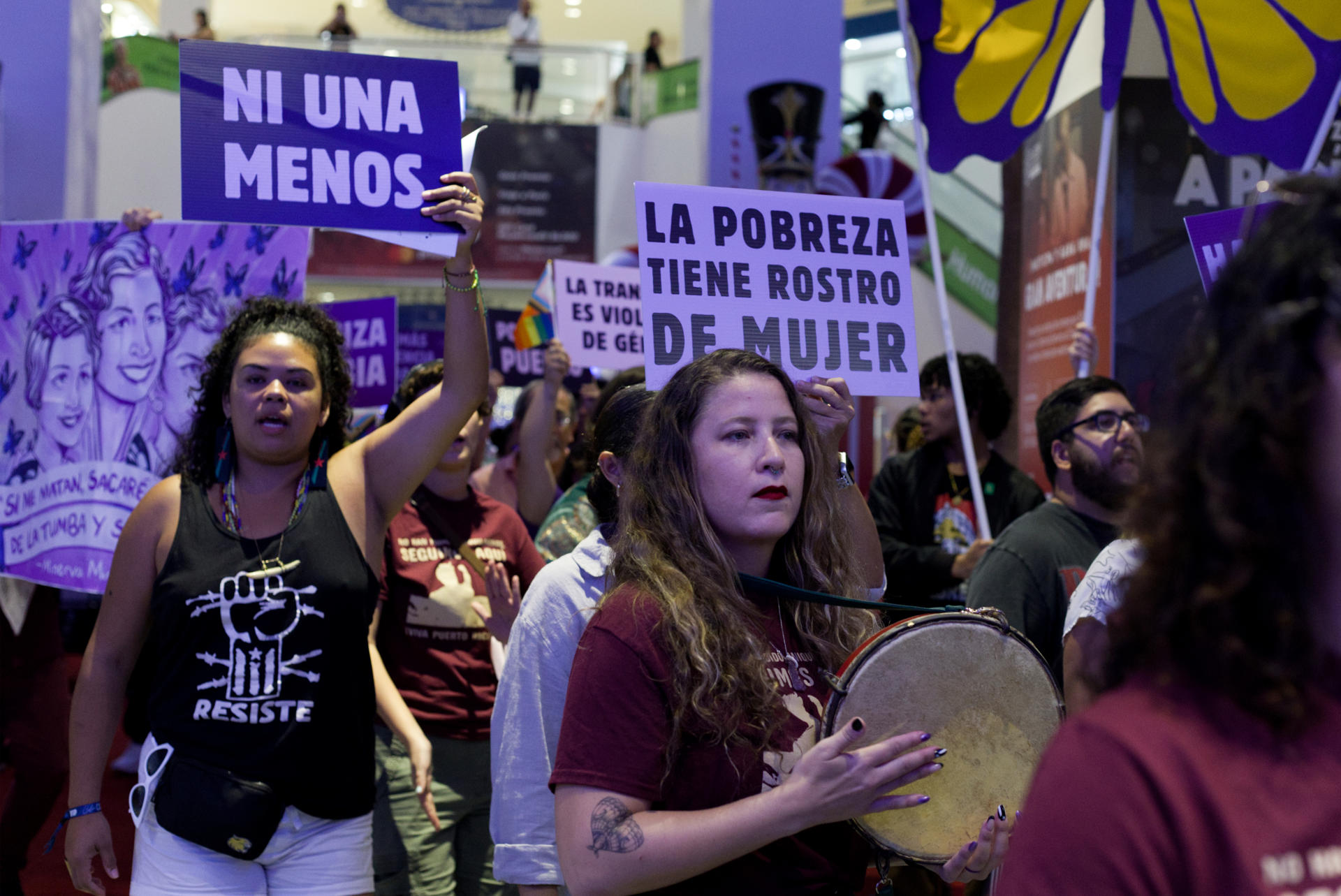 Personas participan en una manifestación en el Día Internacional de Eliminación de la Violencia contra la Mujer este lunes, en San Juan (Puerto Rico). EFE/ Thais Llorca
