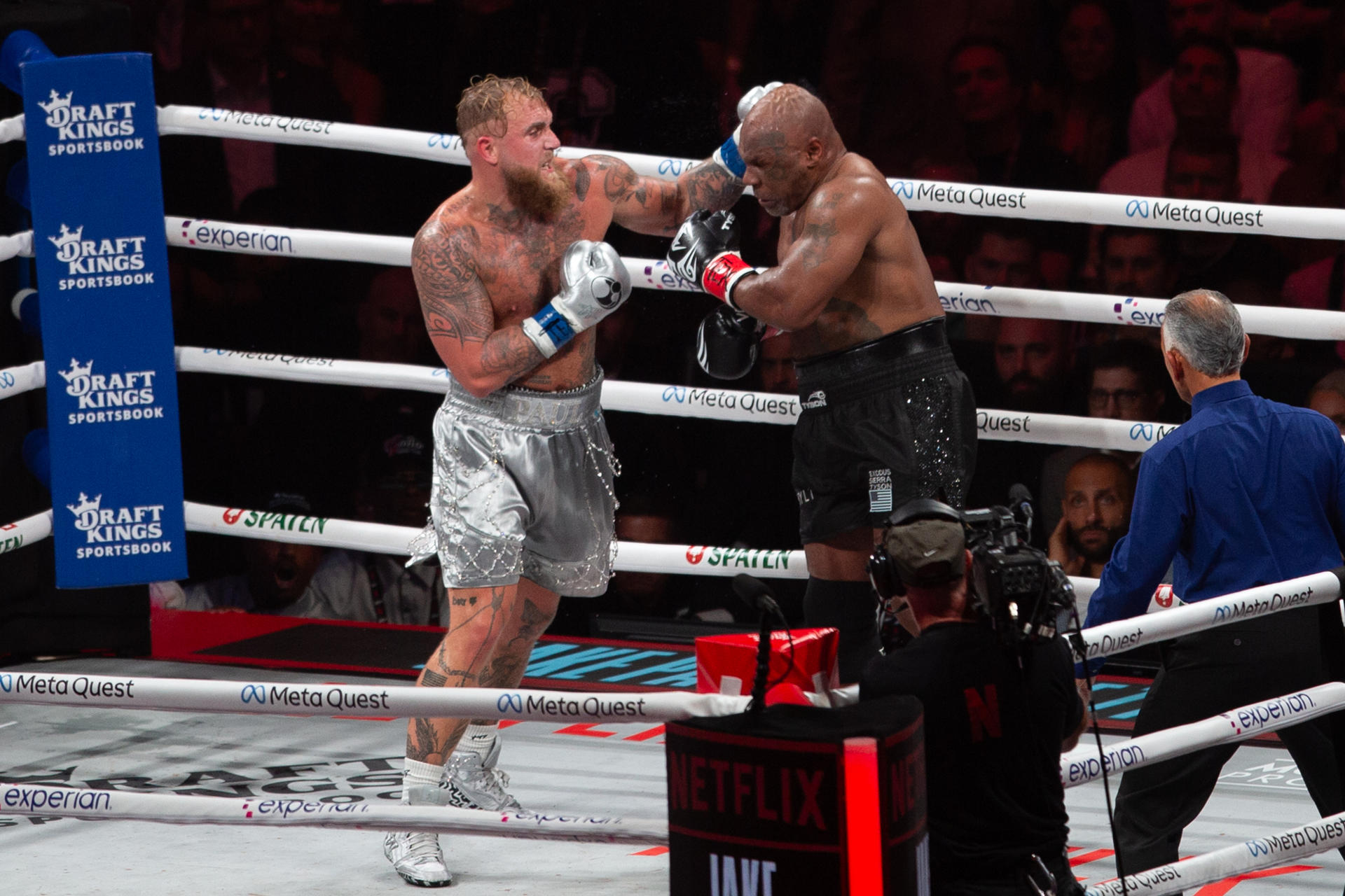 El ex 'youtuber' Jake Paul (i) se enfrenta al ex campeón mundial de los pesos pesados Myke Tyson la noche del viernes en el AT&T Stadium en la ciudad de Arlington (Estados Unidos).  EFE/ Carlos Ramírez
