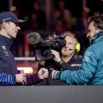 Fernando Alonso felicita a Max Verstappen, tras el Gran Premio de Las Vegas, en el que el neerlandés ha conquistado su cuarto título mundial. EFE/EPA/SHAWN THEW