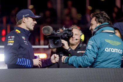 Fernando Alonso felicita a Max Verstappen, tras el Gran Premio de Las Vegas, en el que el neerlandés ha conquistado su cuarto título mundial. EFE/EPA/SHAWN THEW