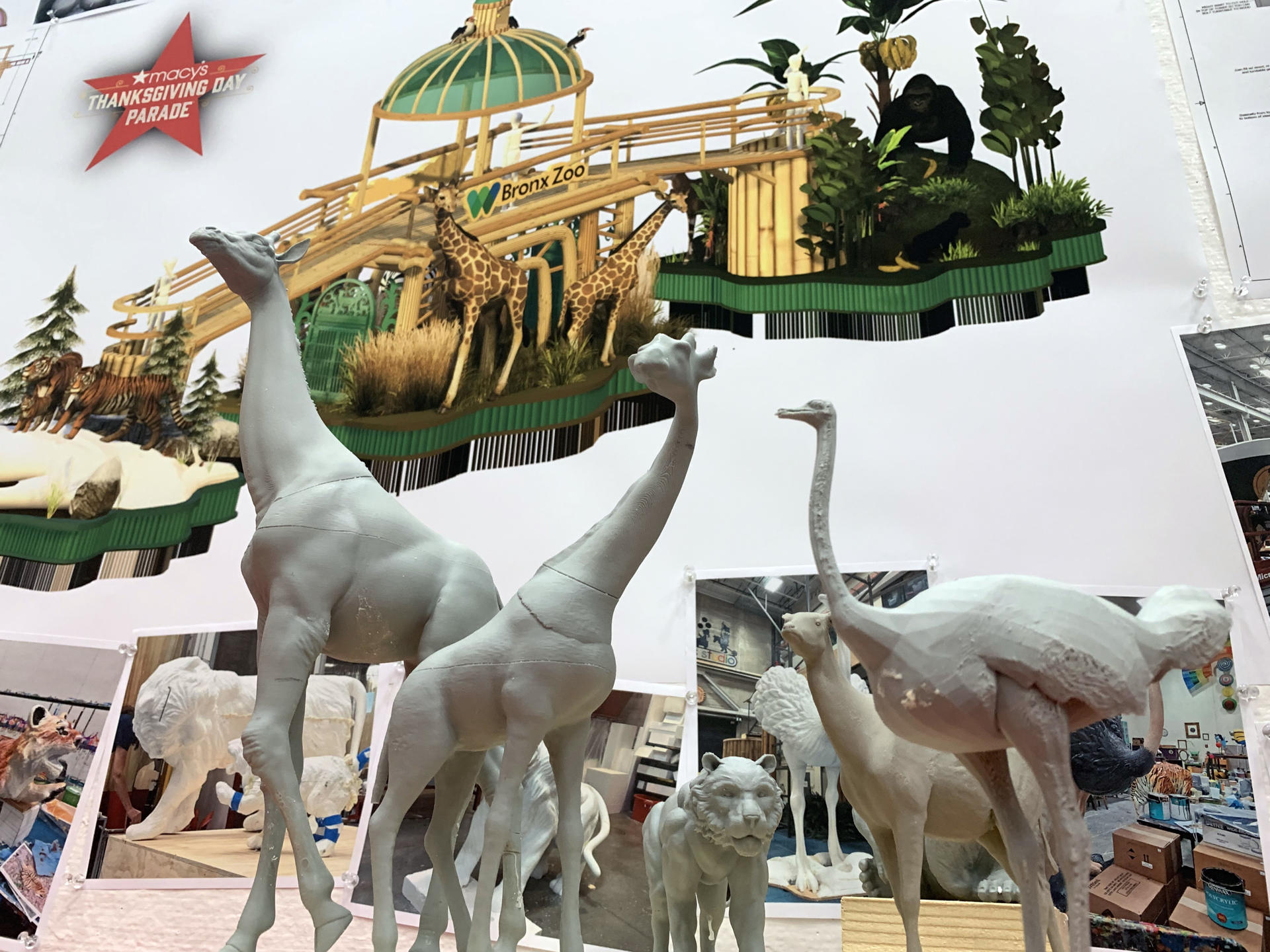 Fotografía de los animales que estarán en la carroza del Zoológico del Bronx, que formará parte del Desfile de Acción de Gracias de Nueva York, durante la presentación de las nuevas carrozas y globos en Macy’s Studios en Nueva Jersey (Estados Unidos). EFE/ Sarah Yáñez-Richards
