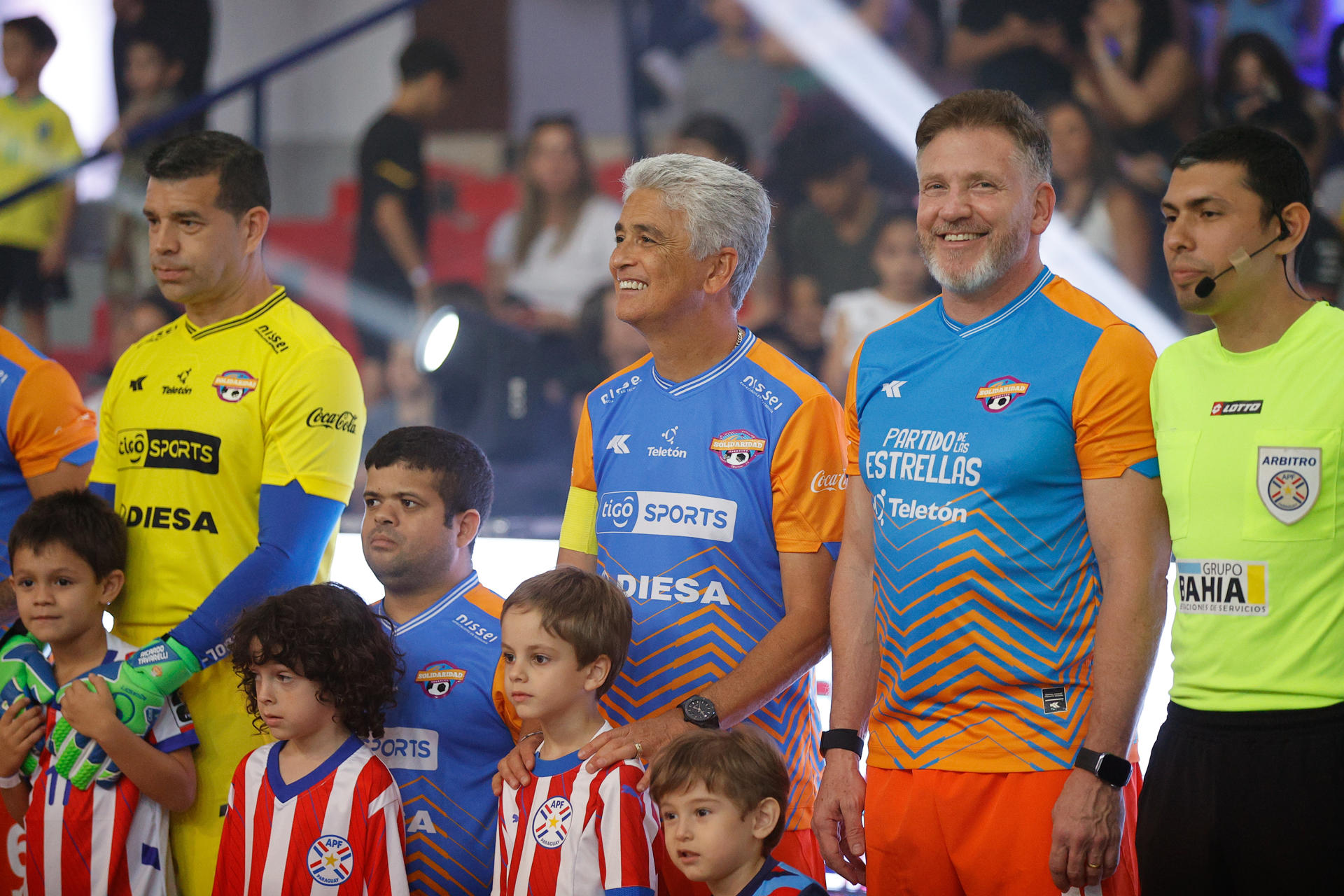 El presidente de la Conmebol, Alejandro Domínguez (2-d), y el exfutbolista brasileño Bebeto (c) participan en el Partido de las Estrellas a benéfico de Teletón de Paraguay, en Asunción (Paraguay). EFE/ Juan Pablo Pino
