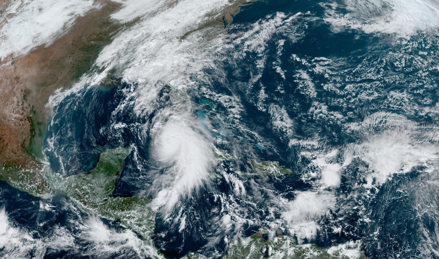 Fotografía satelital cedida ayer miércoles por la Oficina Nacional de Administración Oceánica y Atmosférica (NOAA) a través del Centro Nacional de Huracanes (NHC) estadounidense donde se muestra la localización del huracán Rafael sobre el Caribe. EFE/NOAA-NHC /SOLO USO EDITORIAL /NO VENTAS /SOLO DISPONIBLE PARA ILUSTRAR LA NOTICIA QUE ACOMPAÑA /CRÉDITO OBLIGATORIO