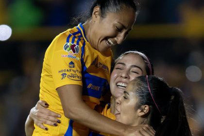 Greta Espinoza (c), Sandra Mayor (i) y Cristina Ferral celebran este viernes la victoria de Tigres sobre Monterrey en el partido de ida de la final del Torneo Apertura femenino en México. EFE/ Miguel Sierra