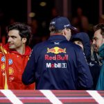 El piloto de Ferrari Carlos Sainz Jr. (I), junto al de Red Bull Max Verstappen (C) y el de Aston Martin Fernando Alonso (D). EFE/EPA/SHAWN THEW