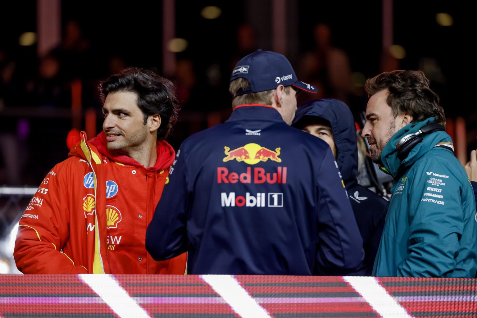 El piloto de Ferrari Carlos Sainz Jr. (I), junto al de Red Bull Max Verstappen (C) y el de Aston Martin Fernando Alonso (D). EFE/EPA/SHAWN THEW