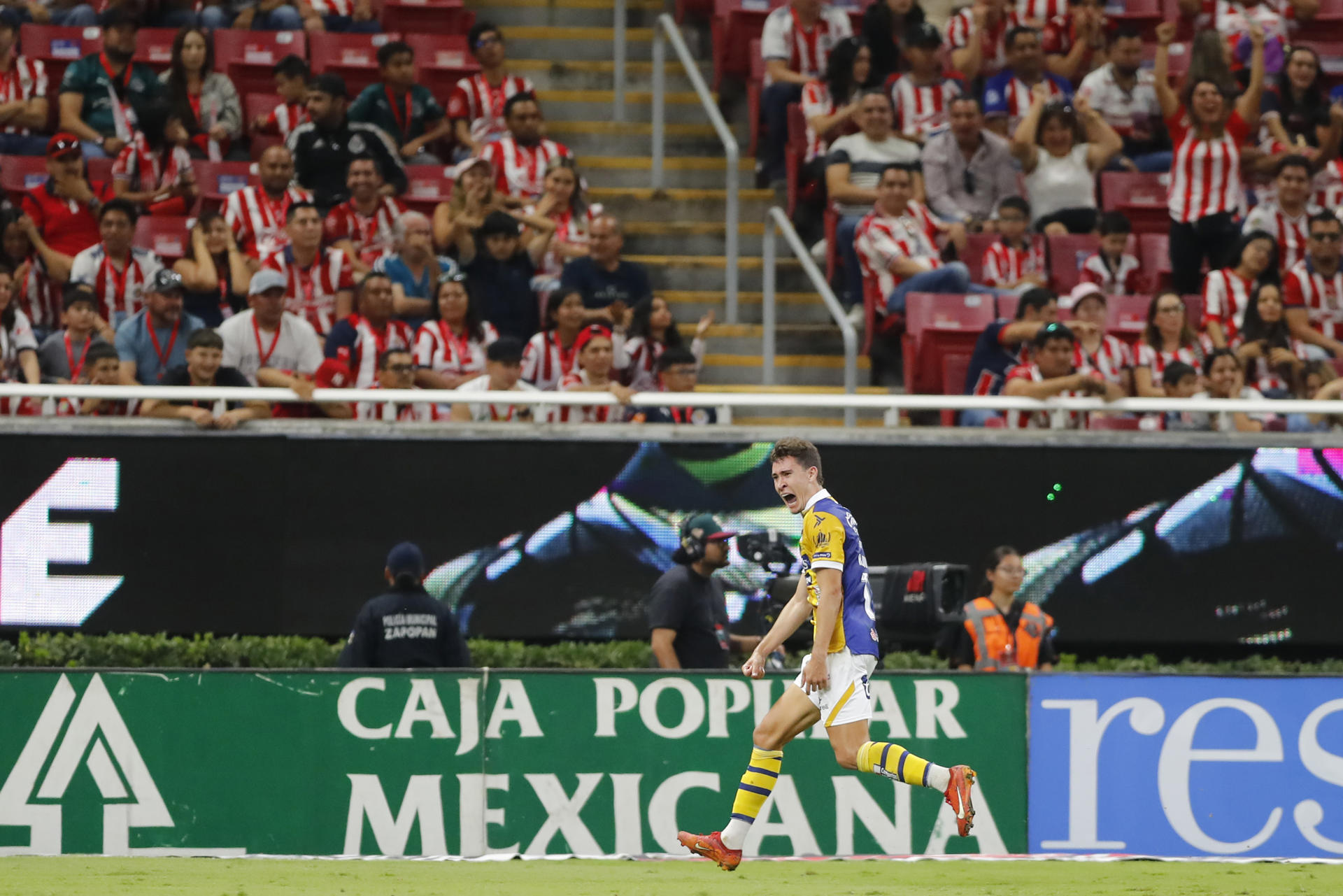 El brasilño Rodrigo Dourado marcó este sábado de cabeza el gol que dio a San Luis un triunfo a domicilio por 0-1 sobre Guadalajara. EFE/ Francisco Guasco
