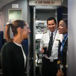 Fotografía cedida por la presidencia de México de la presidenta de México, Claudia Sheinbaum, saludando a la tripulación del avión, durante su partida a la cumbre del G20 en Brasil, este domingo, desde la Ciudad de México (México). EFE/ Presidencia de México/SOLO USO EDITORIAL/SOLO DISPONIBLE PARA ILUSTRAR LA NOTICIA QUE ACOMPAÑA(CRÉDITO OBLIGATORIO)