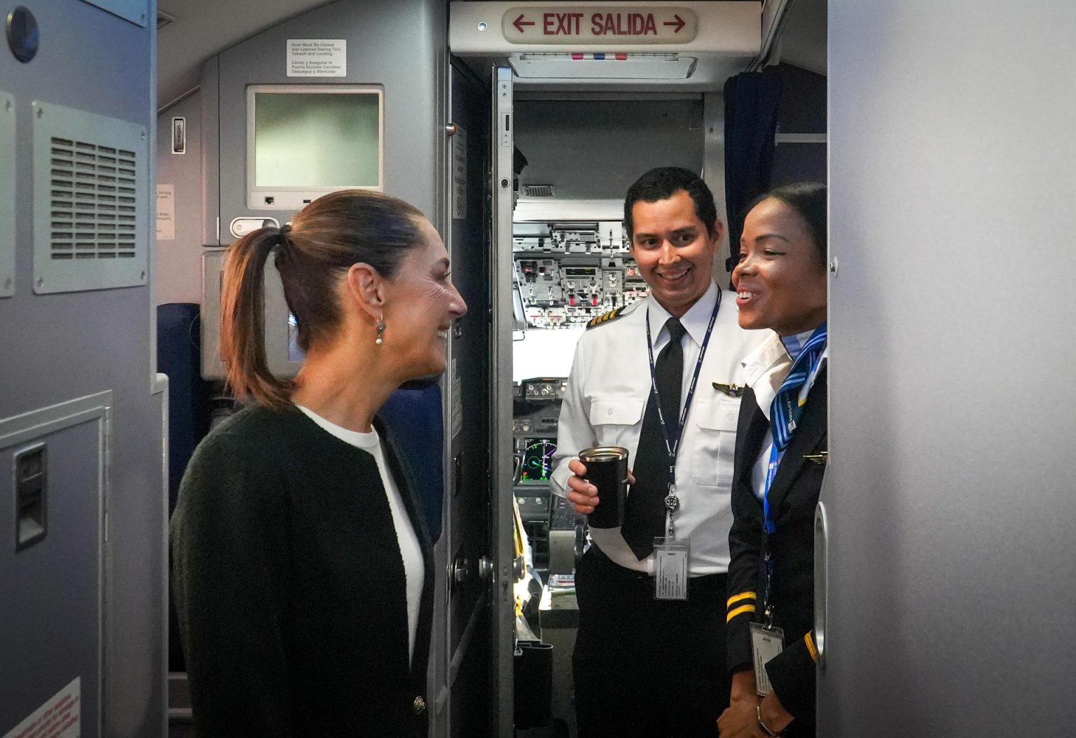 Fotografía cedida por la presidencia de México de la presidenta de México, Claudia Sheinbaum, saludando a la tripulación del avión, durante su partida a la cumbre del G20 en Brasil, este domingo, desde la Ciudad de México (México). EFE/ Presidencia de México/SOLO USO EDITORIAL/SOLO DISPONIBLE PARA ILUSTRAR LA NOTICIA QUE ACOMPAÑA(CRÉDITO OBLIGATORIO)