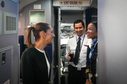 Fotografía cedida por la presidencia de México de la presidenta de México, Claudia Sheinbaum, saludando a la tripulación del avión, durante su partida a la cumbre del G20 en Brasil, este domingo, desde la Ciudad de México (México). EFE/ Presidencia de México/SOLO USO EDITORIAL/SOLO DISPONIBLE PARA ILUSTRAR LA NOTICIA QUE ACOMPAÑA(CRÉDITO OBLIGATORIO)