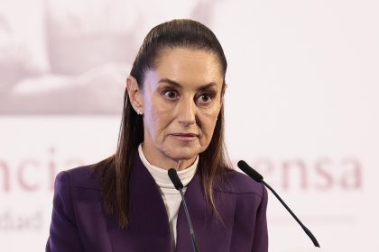 La presidenta de México, Claudia Sheinbaum, participa durante su conferencia de prensa matutina este lunes, en Palacio Nacional de Ciudad de México (México). EFE/José Méndez