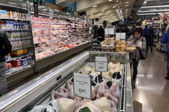 Una mujer toma una tarta frente a un congelador lleno de pavos naturales y orgánicos en un supermercado en Washington. Imagen de archivo. EFE/Octavio Guzmán