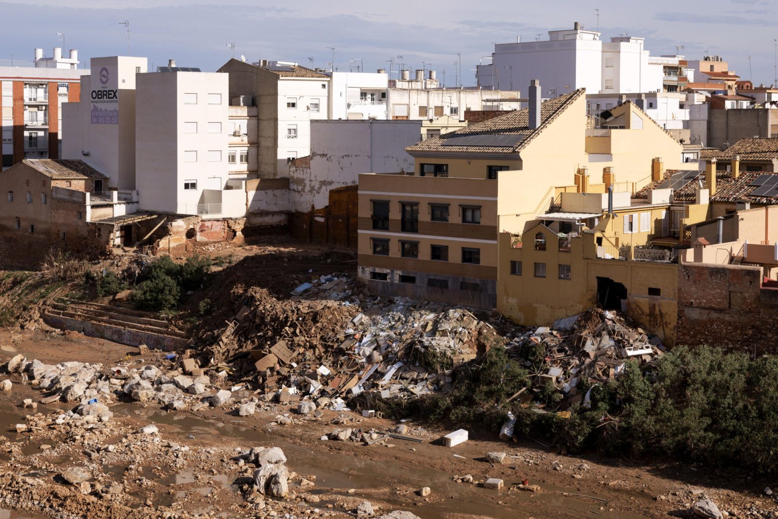 Imagen de uno de los puentes que cruza el Barranco del Poyo de la localidad valenciana de Paiporta que continúa siendo, tres semanas después de la dana, un trasiego de maquinaria pesada, militares y policías y voluntarios venidos de toda España. Imagen de archivo. EFE/Villar López