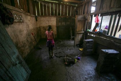 Dos muertos, un herido, 5.000 personas afectadas y 1.800 viviendas anegadas dejó la tormenta tropical Sara a su paso por Nicaragua, informaron este lunes las autoridades de protección. Archivo. EFE/Jorge Torres