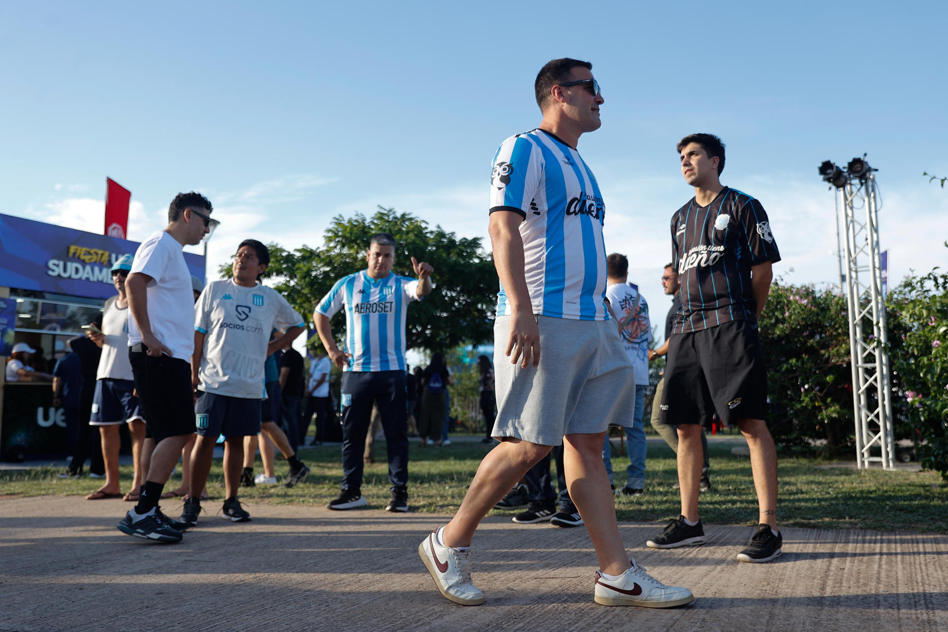 Seguidores de Racing desfilan este este jueves por el parque Fiesta Sudamericana, creado como escenario de encuentro en la antesala del partido de la final en Asunción. EFE/ Juan Pablo Pino
