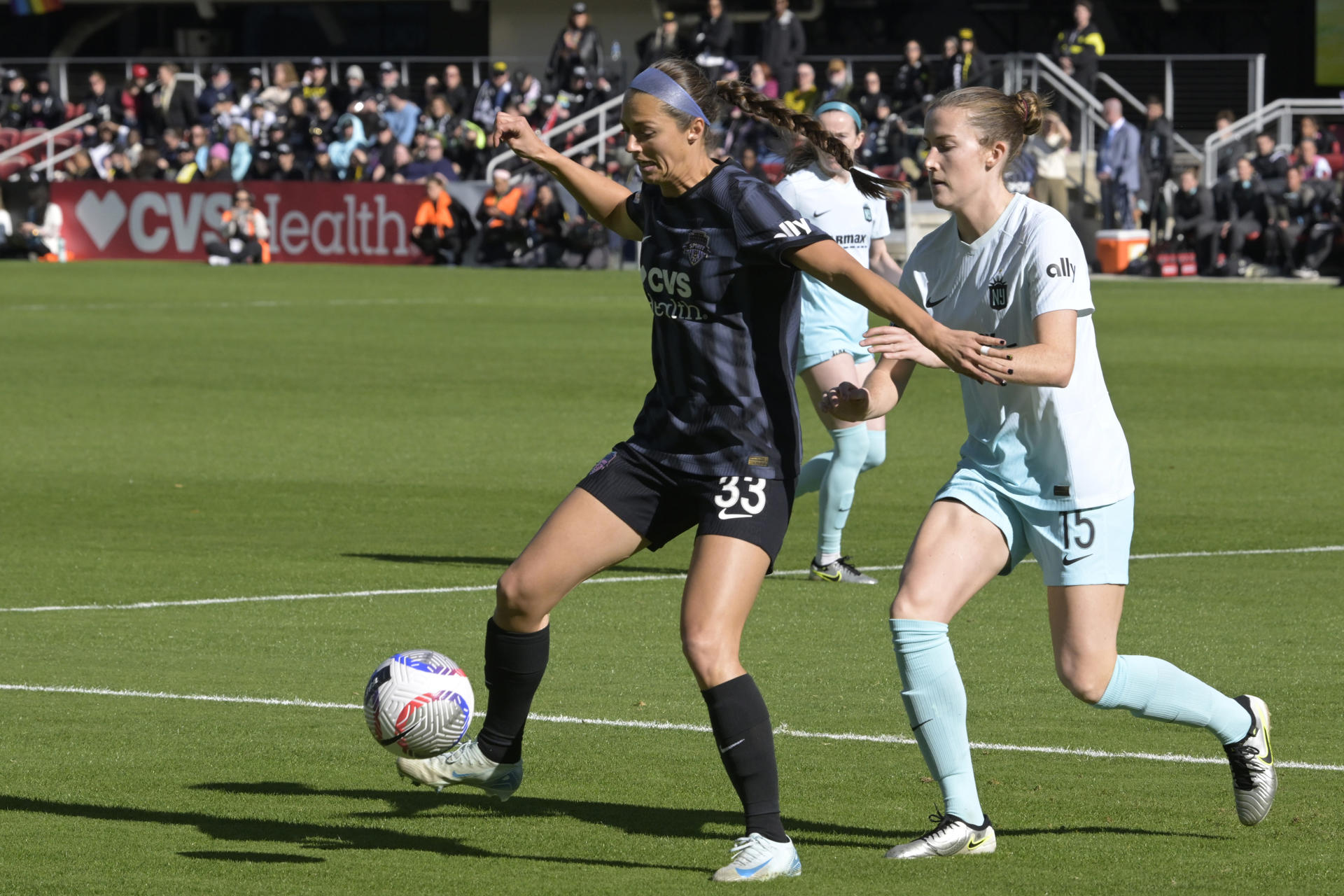 Ashley Hatch (i) de Washington Spirit disputa un balón con Tierna Davidson del Gotham FC durante la Semifinal de la NWSL en el Estadio Campo del Audi en Washington (Estados Unidos). EFE/ Lenin Nolly
