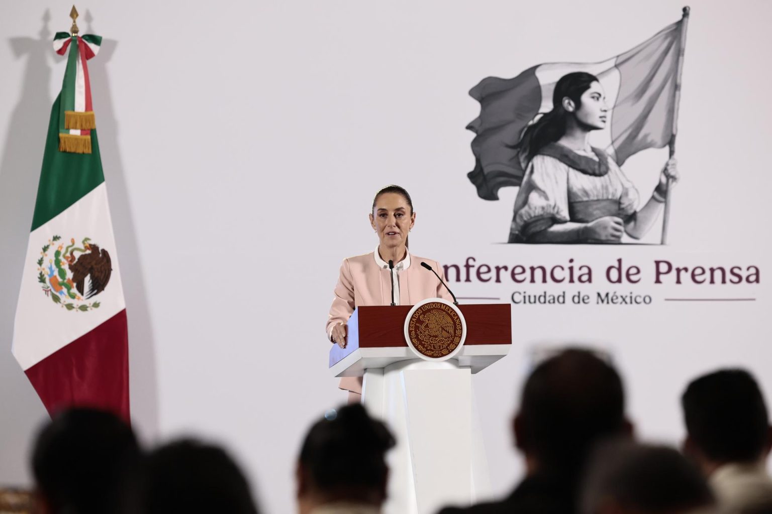 La presidenta de México Claudia Sheinbaum, participa este jueves durante una rueda de prensa en Palacio Nacional de la Ciudad de México (México). EFE/José Méndez