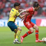 Jesús Angulo (d) de Toluca disputa un balón con Alejandro Zendejas de América durante un partido de vuelta de los cuartos de final del torneo Apertura 2024 de la Liga MX. EFE/Alex Cruz