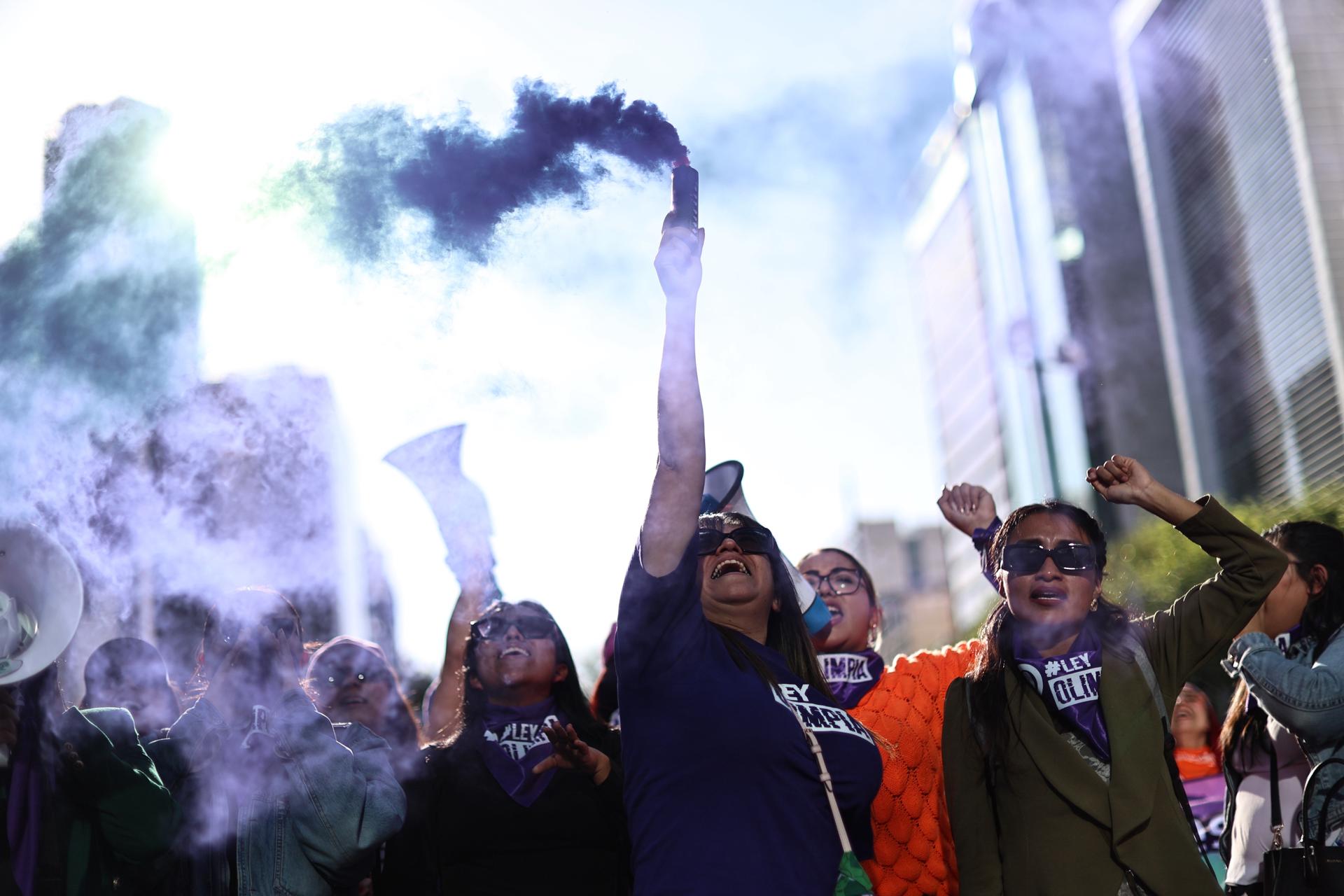 Varias mujeres participan en una manifestación por el Día Internacional de la Eliminación de la Violencia contra las Mujeres, este lunes en Ciudad de México (México). EFE/ Sashenka Gutiérrez
