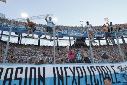 Los hinchas de Racing hicieron sentir como local este sábado a su equipo en el estadio asunceno General Pablo Rojas.EFE/ Mauricio Dueñas Castañeda