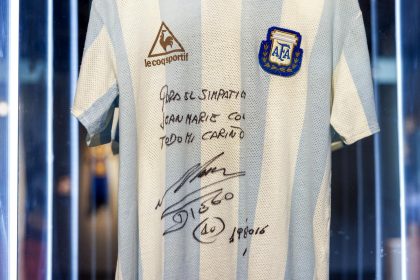 Camiseta que Diego Maradona llevó en la semifinal del Mundial de 1986, durante su subasta en Nueva York el pasado 24 de julio. EFE/EPA/SARAH YENESEL