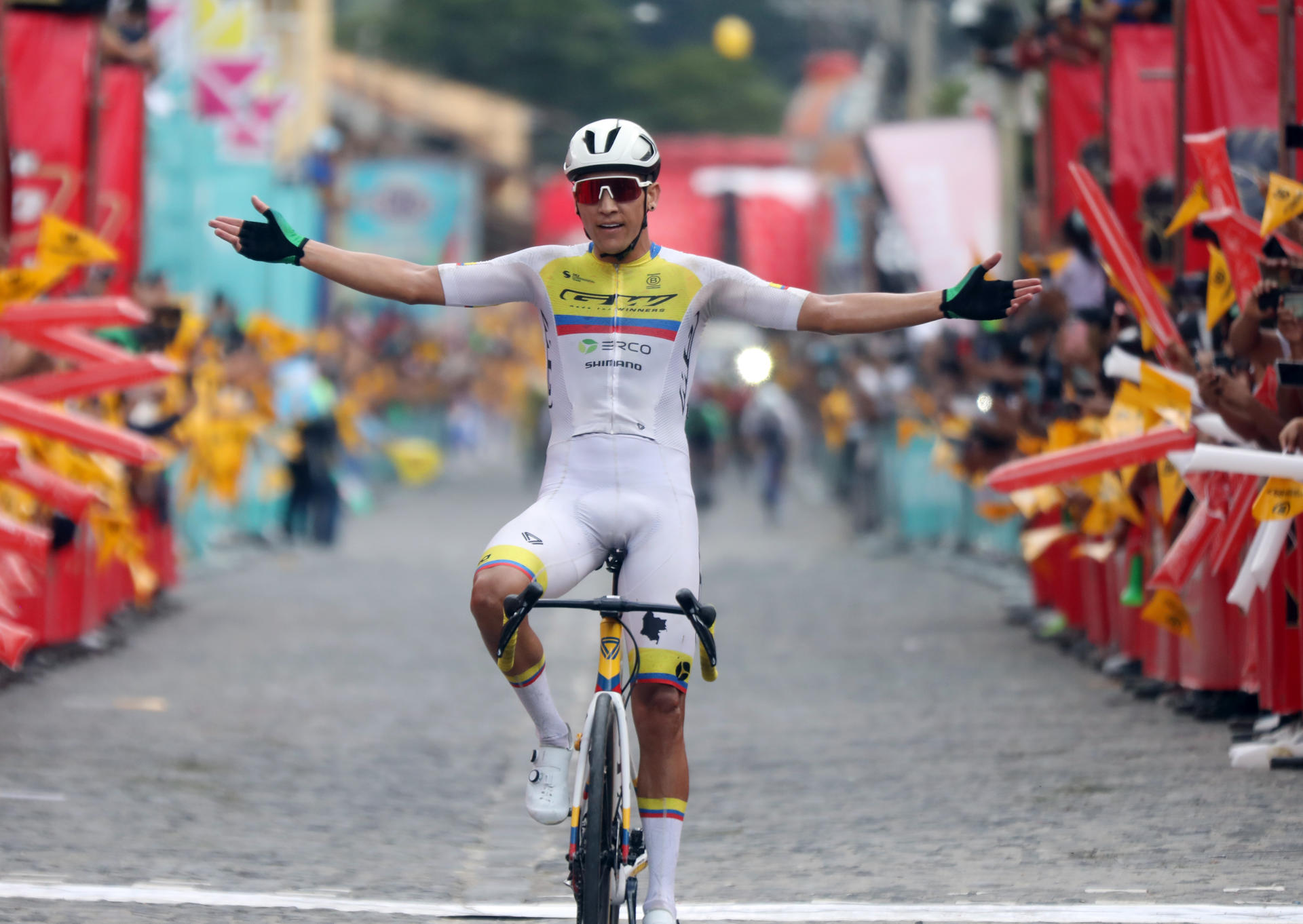 El colombiano Alejandro Osorio, del equipo GW Erco Shimano, se adjudicó este domingo la décima y última etapa de la edición 63 de la Vuelta a Guatemala que terminó en Antigua. EFE/ Fernando Ruiz
