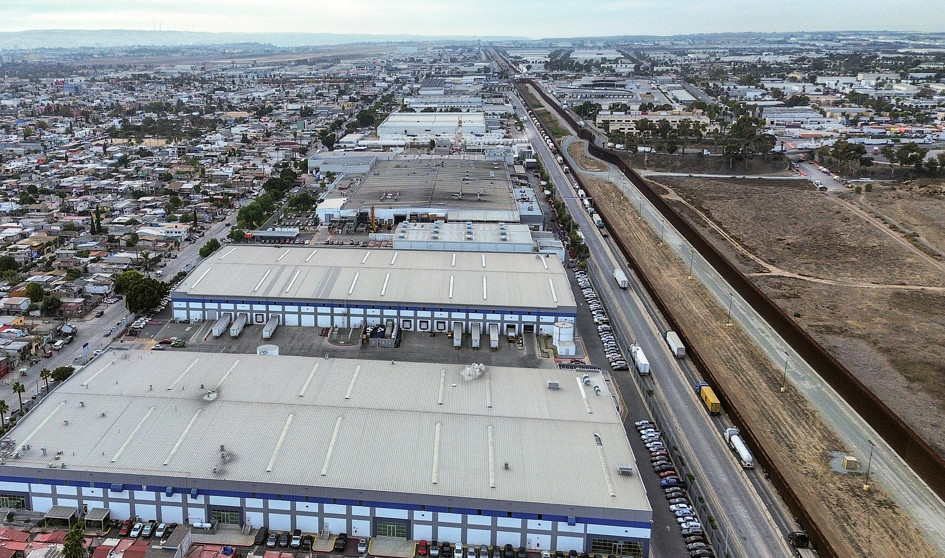 Fotografía aérea de la garita de aduanas de transporte este martes, en Tijuana (México). EFE/ Joebeth Terríquez
