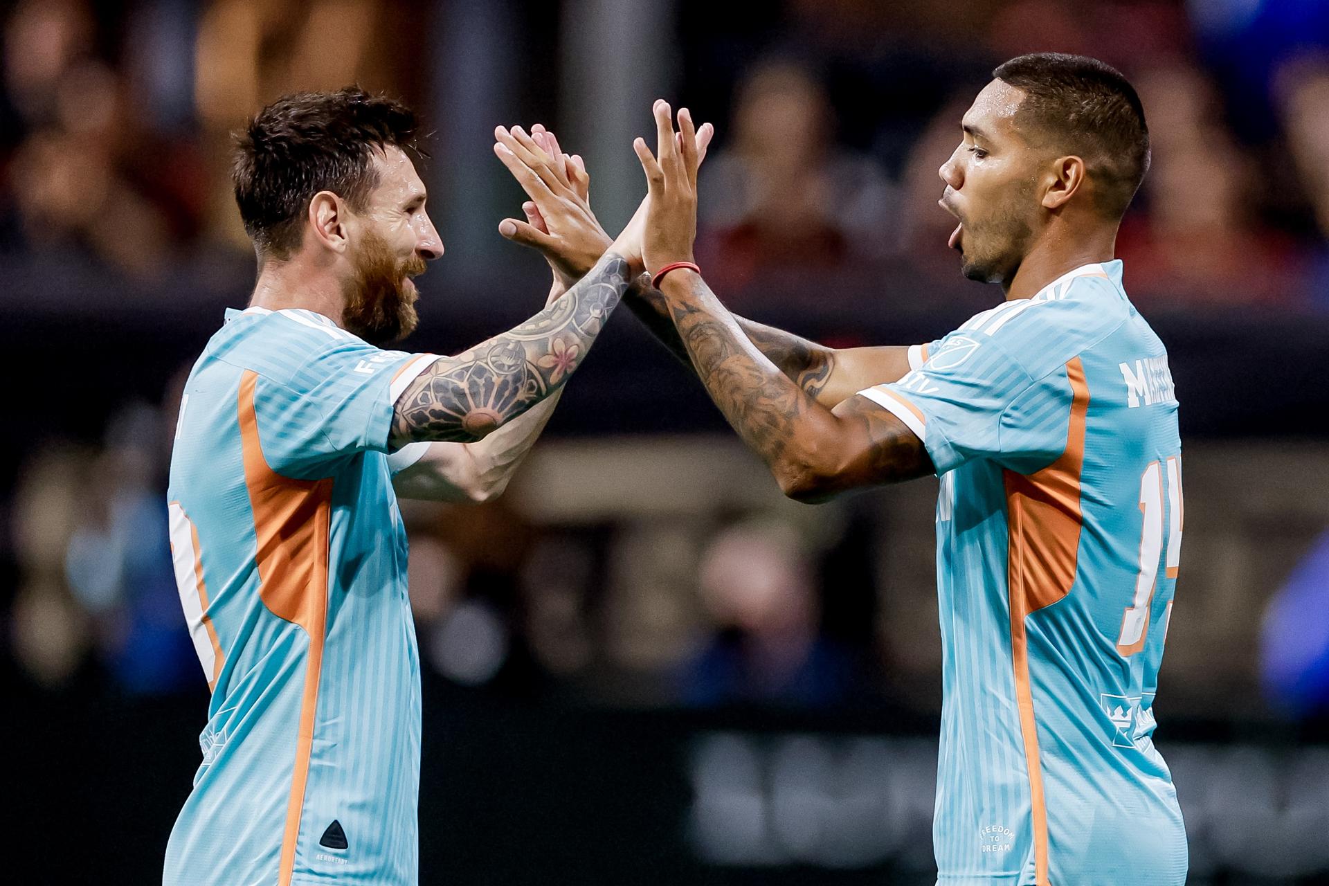 El defensor del Inter Miami David Martinez (d) celebra junto a Lionel Messi luego de anotar en contra del Atlanta United. EFE/ERIK S. LESSER
