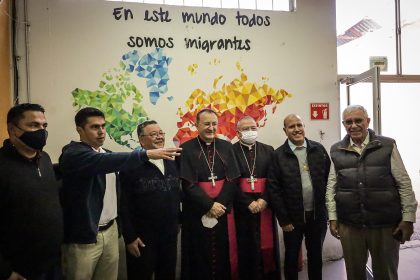 El Nuncio Apostólico en México, monseñor Joseph Spiteri (c), visita el desayunador Salesiano Padre Chava este sábado en la ciudad de Tijuana en el estado de Baja California (México). EFE/ Joebeth Terríquez