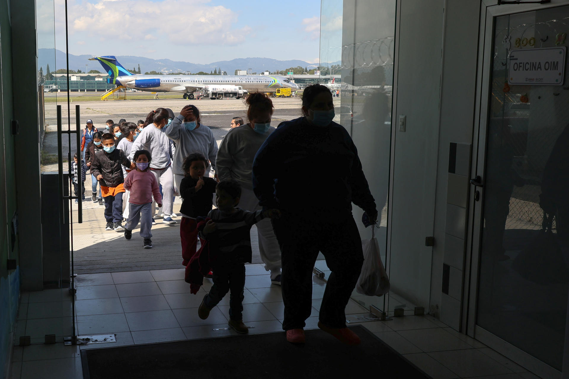 Migrantes que hacen parte de 56 unidades familiares, ingresan al centro de recepción de retornados este viernes en Ciudad de Guatemala (Guatemala). EFE/ Mariano Macz
