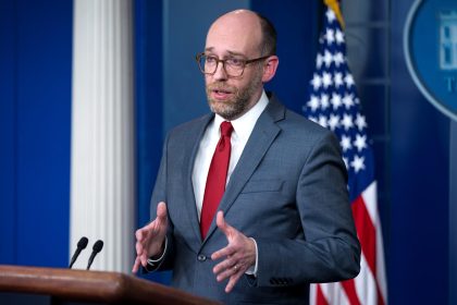 Fotografía del 11 de marzo de 2019 del director interino de la Oficina de Presupuesto y Gestión de la Casa Blanca, Russell Vought, hablando durante una rueda de prensa en Washington (Estados Unidos). EFE/ Jim Lo Scalzo