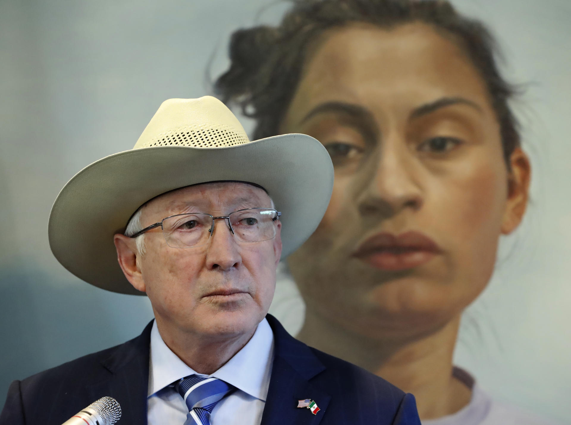 El embajador de Estados Unidos en México, Ken Salazar, habla durante una conferencia de prensa este miércoles, en Ciudad de México (México). EFE/ Mario Guzmán
