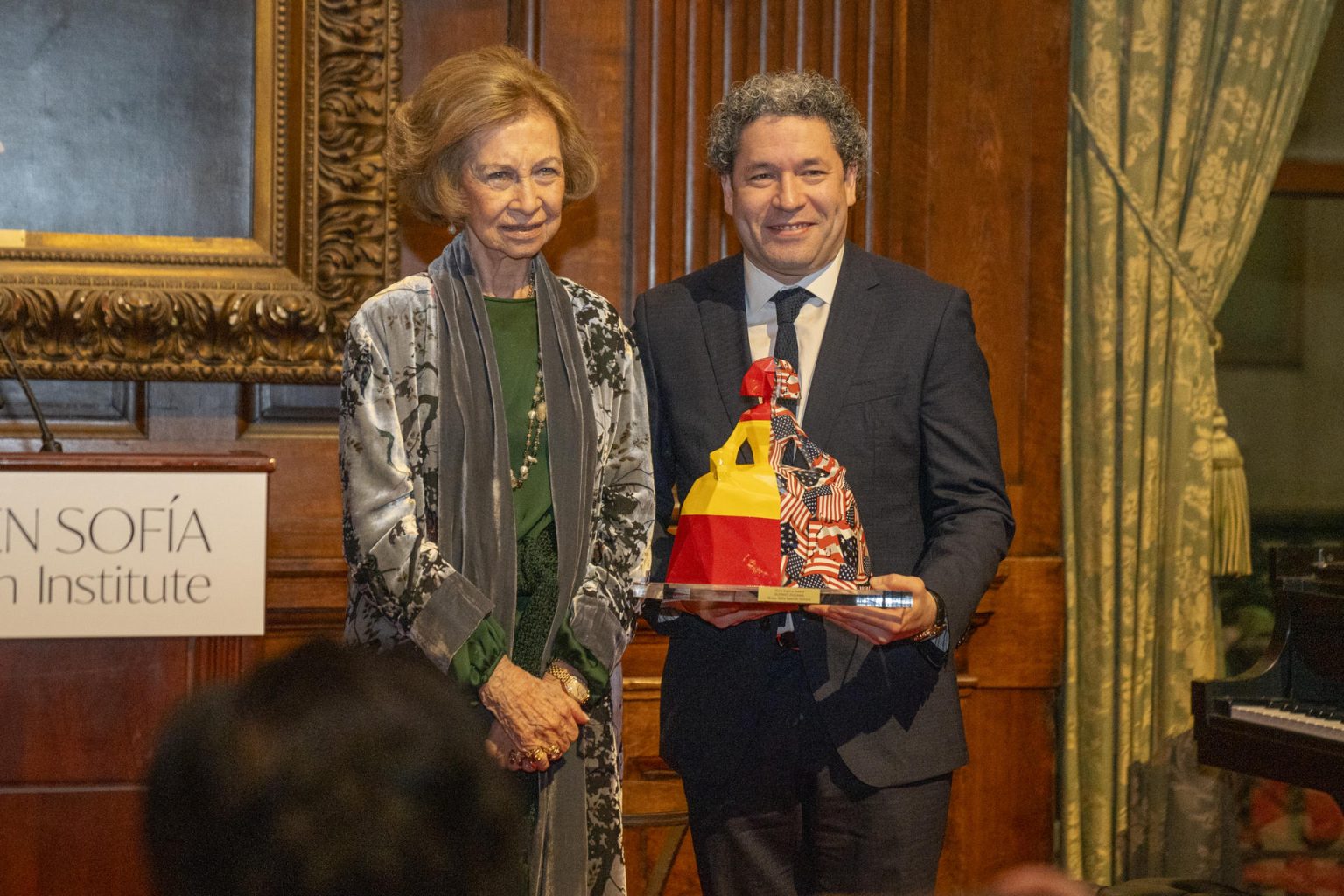 El director de orquesta venezolano Gustavo Dudamel posa junto a la Reina Sofía luego de recibir un reconocimiento por la excelencia, durante la celebración al 70 aniversario del museo Queen Sofía Spanish Institute de New York, este lunes, en New York (Estados Unidos). EFE/ Ángel Colmenares.