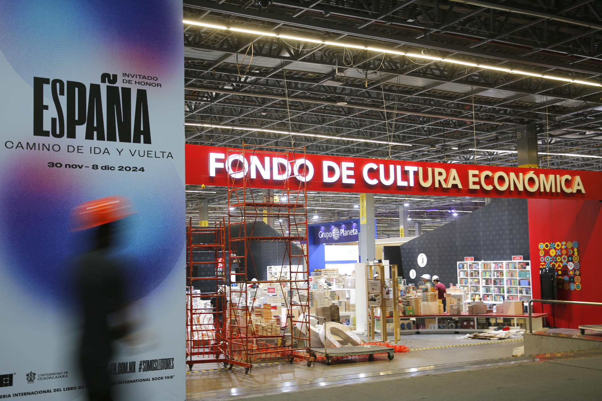 Fotografía del montaje de un stand de la edición 38 de la Feria Internacional del Libro (FIL) de Guadalajara, este viernes en Guadalajara (México). EFE/ Francisco Guasco
