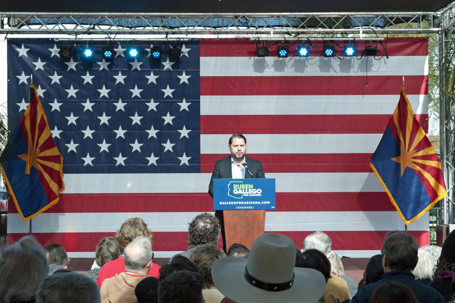 Fotografía de archivo del 28 de enero de 2023 del congresista Rubén Gallego hablando ante sus simpatizantes durante el lanzamiento oficial de su campaña como candidato al Senado de Arizonan en Arizona (Estados Unidos). EFE/ María León