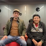 El director Eryk Rocha (i) y el lider de la tribu indígena yanomami Davi Kopenawa, posan durante una entrevista con EFE, en la ciudad de Nueva York (Estados Unidos). EFE/ Alicia Sánchez