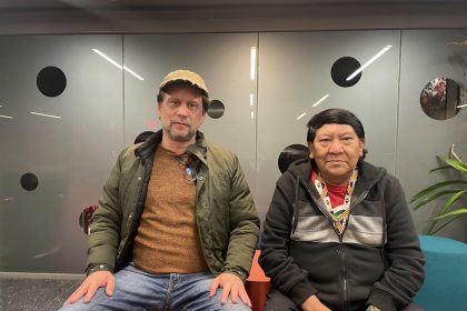 El director Eryk Rocha (i) y el lider de la tribu indígena yanomami Davi Kopenawa, posan durante una entrevista con EFE, en la ciudad de Nueva York (Estados Unidos). EFE/ Alicia Sánchez