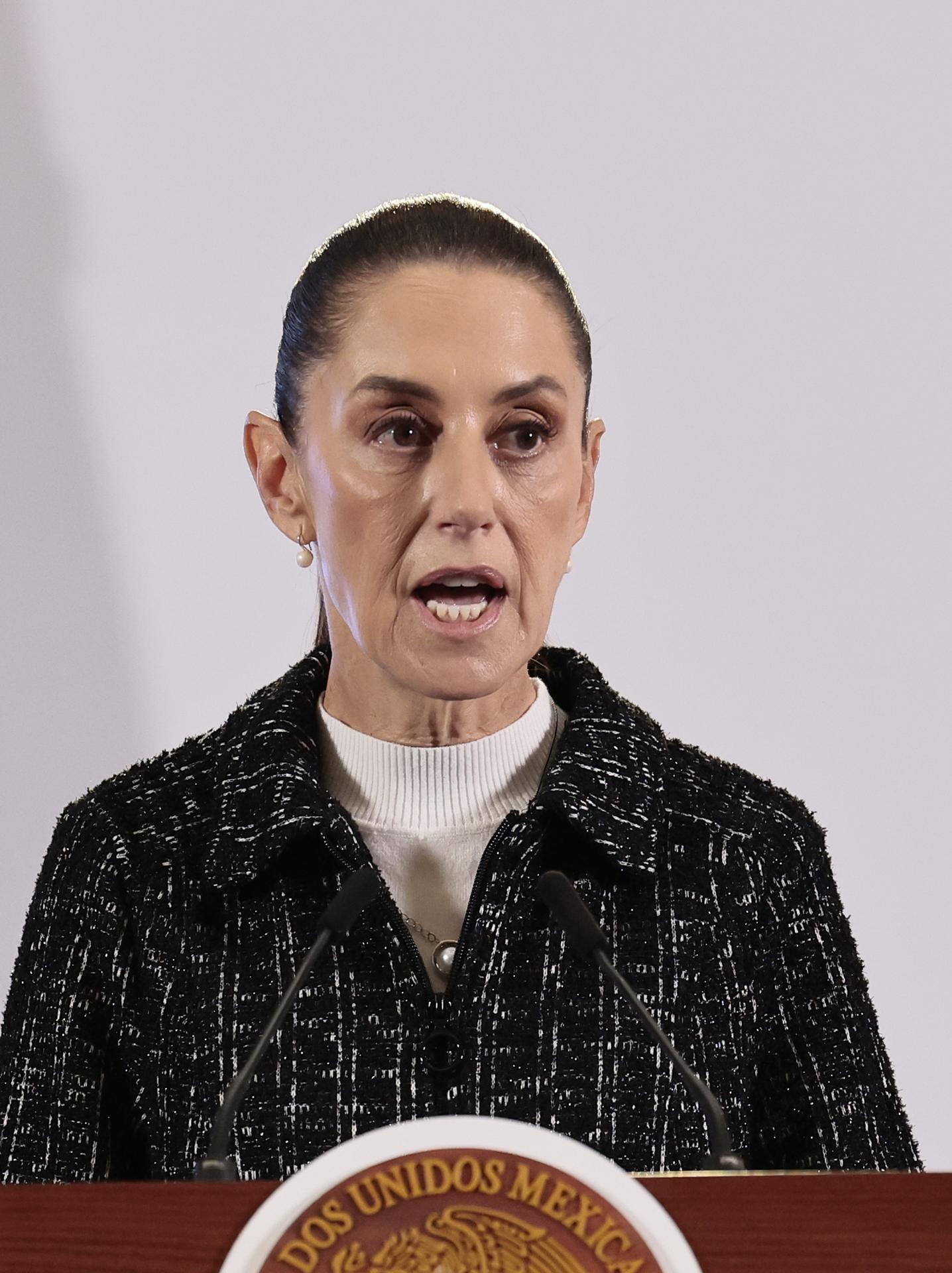 La presidenta de México, Claudia Sheinbaum, habla durante una rueda de prensa este viernes en el Palacio Nacional de la Ciudad de México (México). EFE/José Méndez
