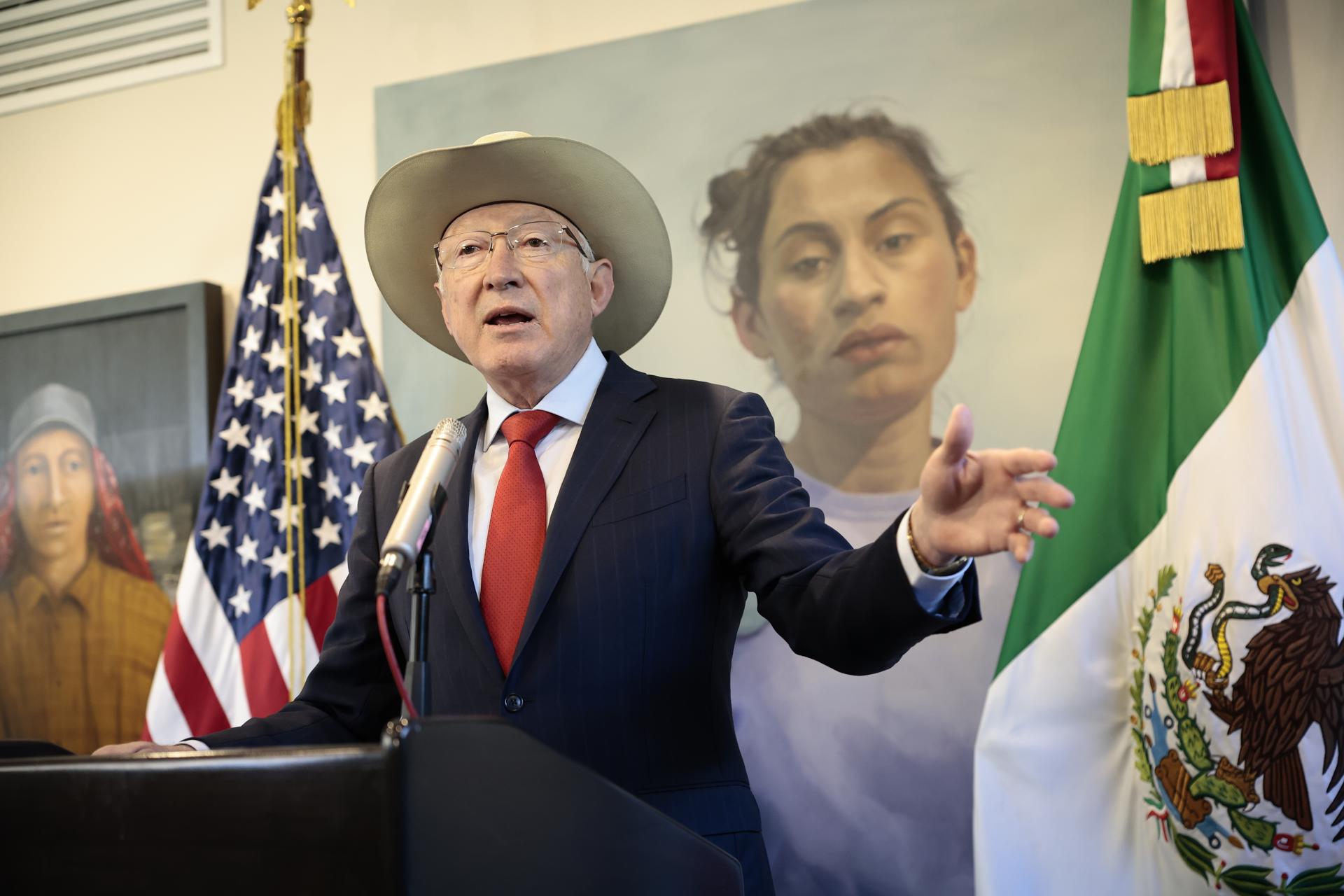 El embajador de Estados Unidos en México, Ken Salazar, habla este martes durante una rueda de prensa en la Ciudad de México (México). EFE/José Méndez
