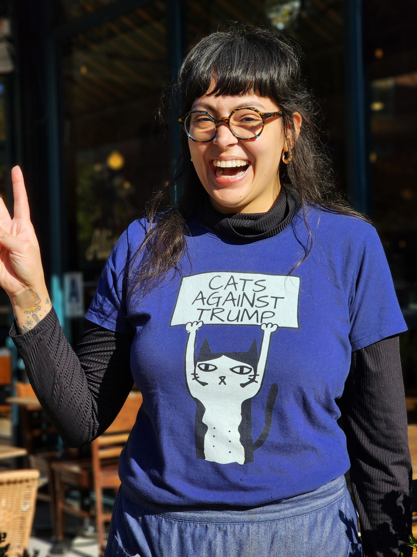 Una mujer luce una camiseta que dice 'Gatos contra Trump', tras depositar su voto en un centro de votación en el vecindario de El Barrio, en Nueva York (Estados Unidos). EFE/ Ruth E. Hernández Beltrán
