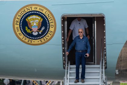 El presidente de Estados Unidos, Joe Biden, desciende de su avión a su llegada al Aeropuerto Internacional Eduardo Gomes de Manaos, antes de dirigirse a Río de Janeiro para participar en la Cumbre del G20, este domingo, en la ciudad de Manaos (Brasil). EFE/ Raphael Alves