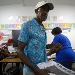 Un hombre camina para depositar su voto este martes en un centro de votación en Carolina (Puerto Rico). EFE/Thais Llorca