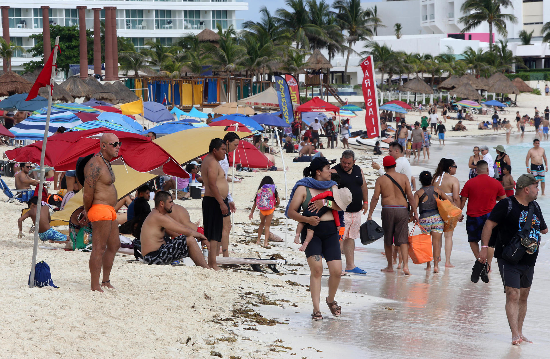 Fotografía del 10 de noviembre de 2024, que muestra turistas en playas del balneario de Cancún, en Quintana Roo (México). EFE/ Alonso Cupul
