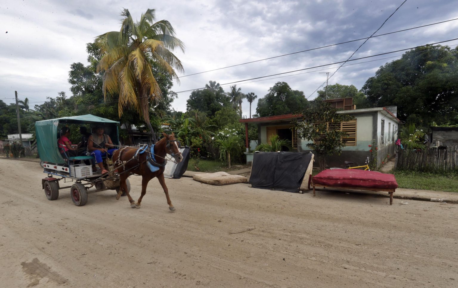 Un hombre transita en una carretilla por una calle en la región de San Antonio del Sur tras el paso de la tormenta tropical Óscar, en la provincia de Guantánamo, a más de 900 km de La Habana (Cuba). Imagen de archivo. EFE/ Ernesto Mastrascusa POOL