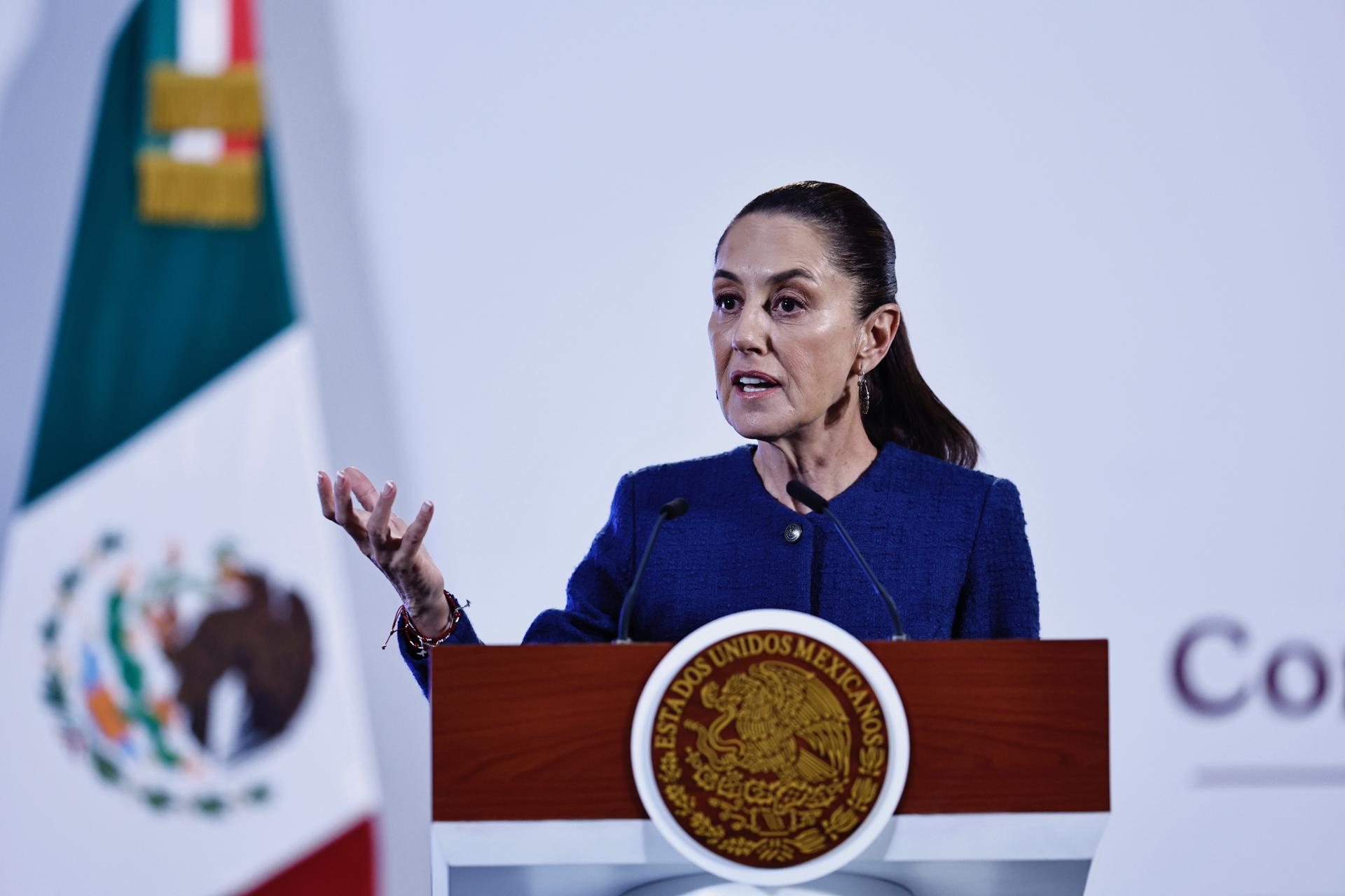 La presidenta de México Claudia Sheinbaum, habla este jueves durante una rueda de prensa matutina en Palacio Nacional de la Ciudad de México (México). EFE/Sáshenka Gutiérrez
