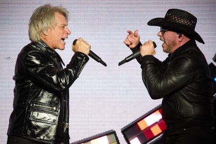 Fotografía del 12 de septiembre de 2024 cedida por David Bergman donde aparecen los artistas Jon Bon Jovi (i) y el cubano-estadounidense Pitbull durante un concierto de la gira 'Party After Dark Tour' de Pitbull, celebrado en el Teatro Jones Beach en Wantagh, Nueva York (EE.UU). EFE/David Bergman /SOLO USO EDITORIAL /NO VENTAS /SOLO DISPONIBLE PARA ILUSTRAR LA NOTICIA QUE ACOMPAÑA /CRÉDITO OBLIGATORIO