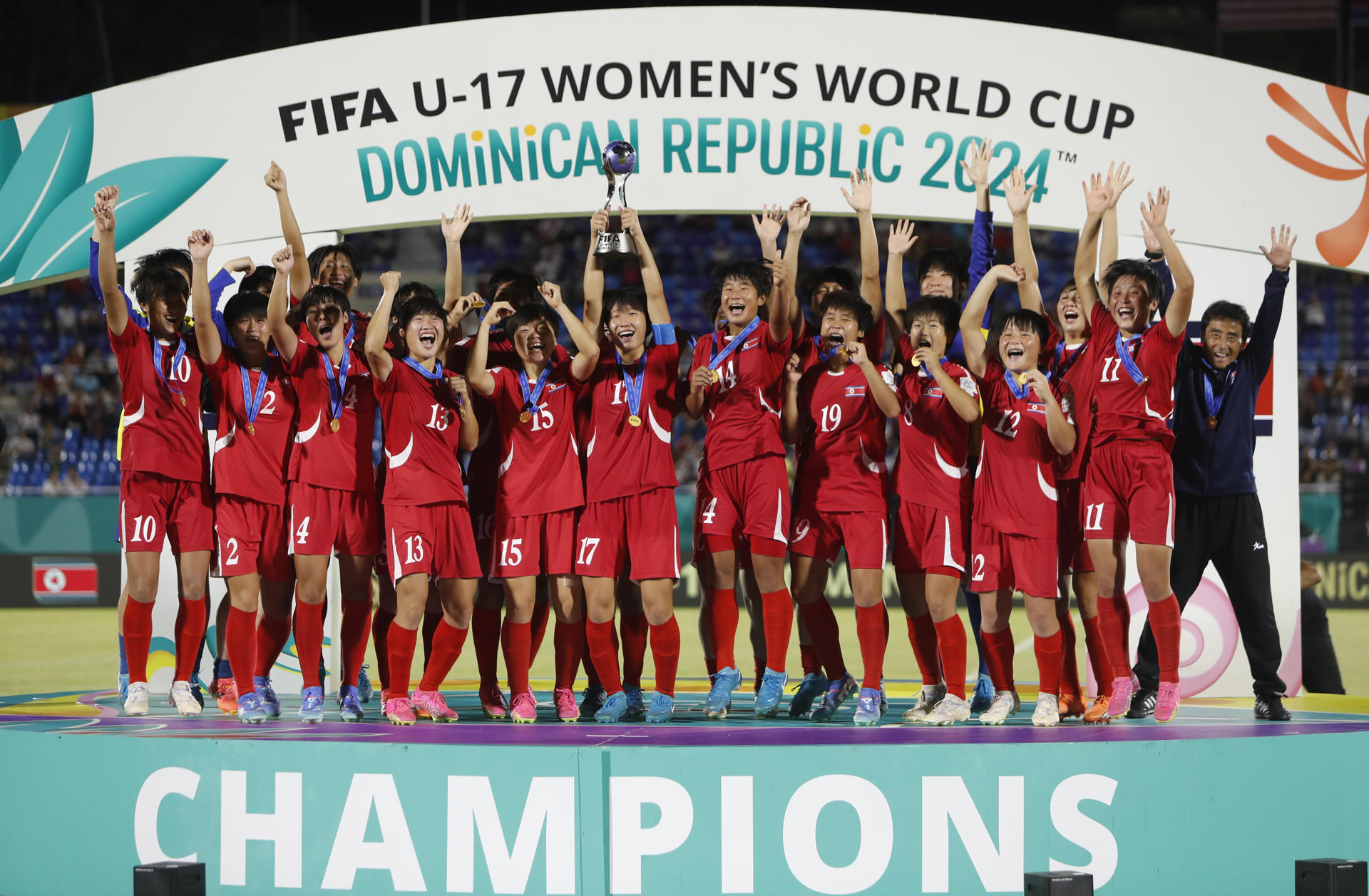 Jugadoras de Corea del Norte celebran con el trofeo al ganar la Copa Mundial Femenina sub-17 ante España. EFE/ Diana Sánchez
