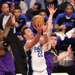 El alero de los Orlando Magic Franz Wagner intenta una bandeja con la oposición del alero de los Los Angeles Lakers LeBron James (Izq.) y el escolta Dalton Knecht durante el partido que disputaron ambos equipos en Los Ángeles, California. Baloncesto EFE/EPA/ALLISON DINNER SHUTTERSTOCK OUT