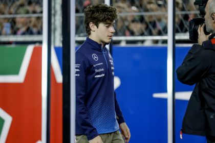 El piloto de Williams, Franco Colapinto, de Argentina, llega para el desfile de pilotos antes del Gran Premio de Fórmula Uno de Las Vegas en el Circuito de Las Vegas Strip en Las Vegas, Nevada, EE. UU., 23 de noviembre de 2024. (Formula Uno) EFE/EPA/SHAWN THEW